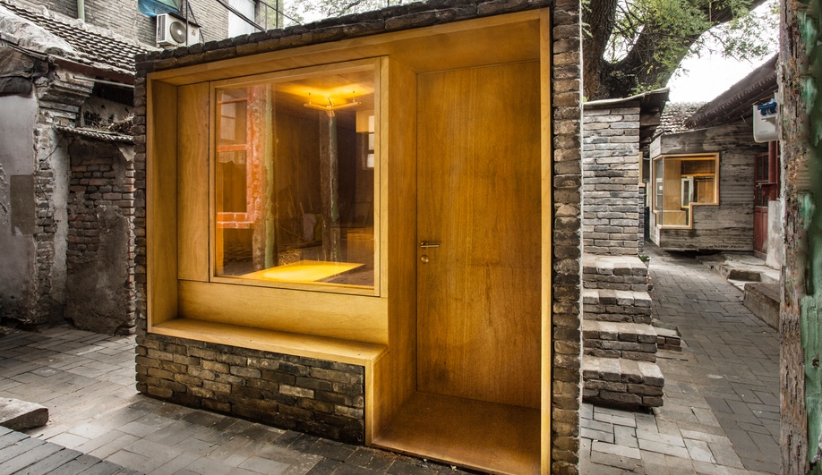 In an old courtyard in Beijing, architect ZAO/standardarchitecture/Zhang Ke has built the Micro Yuan'er Children's Library & Art Centre, completed in 2014.